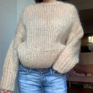 Stickad tröja från & Other Stories  - Mysig, stickad tröja från & Other Stories! Jag har bara använt den några få gånger så den är i bra skick. Passar perfekt nu på hösten, samt vintern. Storleken är XS men den är ganska stor och puffig så den borde passa på både S och M också💥