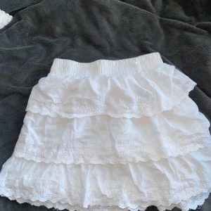 Vit kjol - Vit kjol, bra skick, har som ett gummiband vid midjan