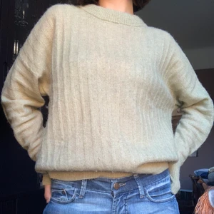 Ljusgrön tröja från Tiger of Sweden - Köpte den här tröjan från Arkivet för ett tag sen. Jag har så många tröjor så därför säljer jag den här:/ Den är storlek L men passar mig som oftast har XS hur bra som helst🌿