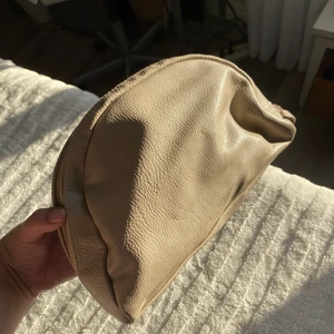 Necessär  - En rymlig och bra necessär i en beige färg!  Frakt - 45kr