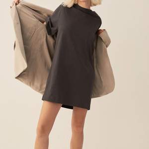 En kort, rak t-shirtklänning i mjuk bomullsjersey från H&M i strl 32!💓 Klänningen har rund, ribbkantad halsringning, axelvaddar och vida ärmar. Ofodrad. Köpt för 299 kr,  mycket bra skick!🫶🏻