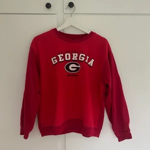 Hoodie - Unik thriftad hoodie i bra skick! Storleken är L, men antar att det är en barnstorlek då den sitter som en S ungefär🤗 En liten svart fläck på vänster armen där bak (se sista bilden). 