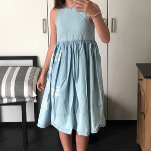 Klänning med text - Säljer denna söta klänningen från Molo i storlek 146/152 men passar xxs - xs. Bra skick. Jag skickar gärna fler bilder eller svarar på frågor mm.👌🏼