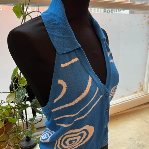 90s topp med öppen rygg  - Oanvänd stickad topp med öppen rygg och krage! Dockan den sitter på är en strl S. 