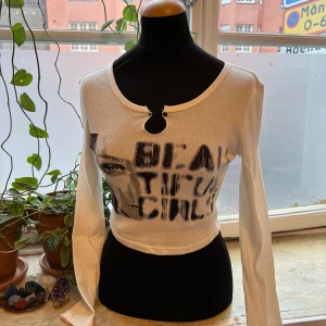 Crop top med tryck - Vintage crop-top med tryck på framsidan. Dockan på bilden är en strl S