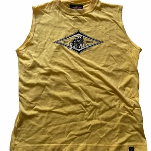 Linne med tryck ”Bear” vintage Y2k  - Säljer detta tvärfeta unika linne med ett tryck. Fel storlek för mig så kommer ej till användning, snygg som croptop 💛 finns i Dm för frågor/bilder, köpare står för frakt 🚚