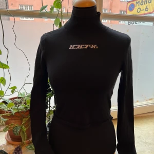 Polotröja med rinestones✨ - En jättefin nästan oanvänd kortare polotröja från H&M med rinestones tryck!  Dockan använder strl S. 