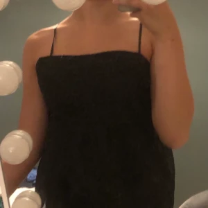 Svart topp - Säljer nu denna söta topp från hm💕