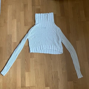 Vit tröja Bikbok XS/S - Superfin och mysig vit tröja från Bik Bok med lite kortare modell som är i bra skick! Köpare står för frakt men kan även mötas upp i stockholm:)