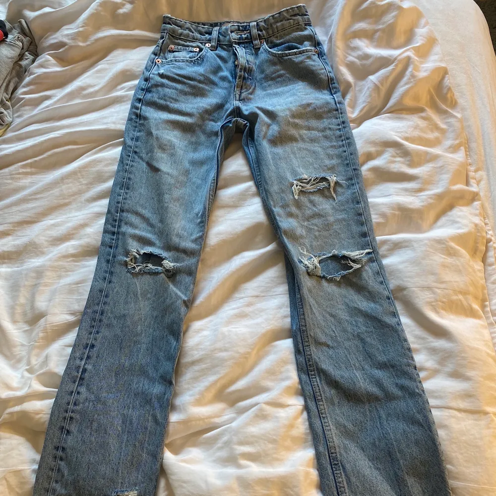 Jeans från Zara. I strl 32. Sparsamt använd. Nypris: 399kr Mitt pris: 120kr Vid en snabb affär kan priset diskuteras 💸 Kan mötas i Tyresö eller skickas. Frakt kan tillkomma! . Jeans & Byxor.