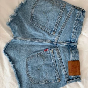 Levis 501 shorts  - Levis shorts i modellen 501, endast använda 1 gång. I storlek 26. 260kr, frakten ingår:)