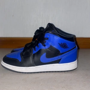 Jordan 1 - Säljer nu mina snygga jordan 1 mid!! Får inte mycket användning av dem längre men fortfarande super fräscha!! Köpta för ca 2000kr. Dessa är i storlek 38 och är true to size:)