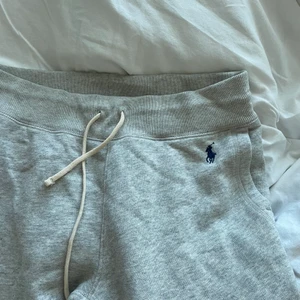 Ralph Lauren mjukisbyxor  - Gråa mjukisbyxor med vit snörning från Ralph Lauren som tyvärr inte kommer till användning pga för korta för min smak (är 167cm) 🤍 Säljs till högstbudande 💕
