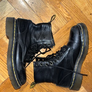 Dr martens  - Snygga de martens i strl 37. Lite slitningar där fram, men sulan är fin och inte allt för sliten. Köpare står för frakt