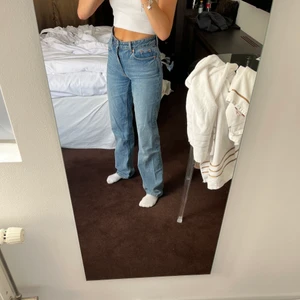 Lågmidjade zara jeans  - Säljer nu mina lågmidjade jeans från zara, har ganska kort överkropp därav ser de ut att vara lite mer ”mid” på mig. 💞