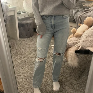Jeans - Jag säljer ett par jättefina jeans. Har ni några funderingar, fråga på.👍🏻✨Köparen står alltid för frakt. 