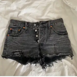 Typ helt oanvända shorts från levis!!🖤så snygga!! (Gråsvarta i färgen) KÖP DIREKT: 399