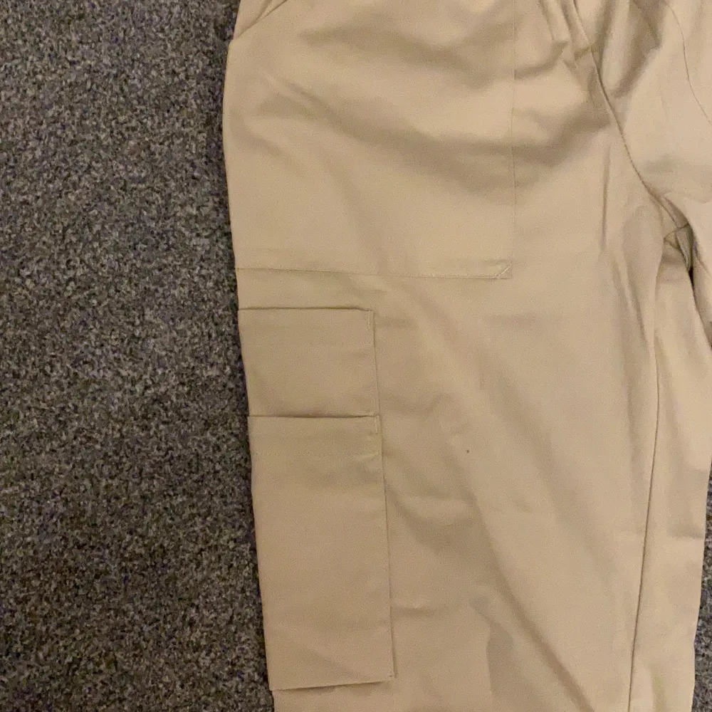 Snygga ”Cargo” pants köpta på second hand!    Byxorna är använda en gång och är i storlek S. Byxorna är beiga, ljuss som första bilden!  Skriv för fler bilder💕. Jeans & Byxor.