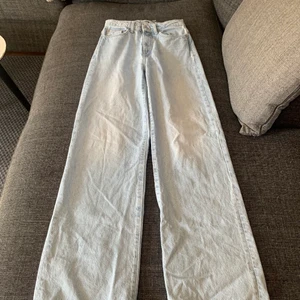 Jeans igen Gina tricot  - Fina jeans i bra kvalitet använda ett par enstaka gånger då jag växt ut dom. Väldigt fina i passformen och sitter som en smäck🙏🏼