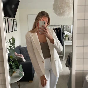 Vit kavaj - Denna fina vita kavaj har tyvärr inte kommit till användning för mig och säljs därav. Den är använd endast en gång och i jättefint skick💕