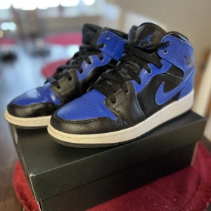 AIR JORDAN 1 MID - Air Jordan 1mid i stl 37,5. Skorna är i fint använt skick. Använda vid tre tillfällen. Säljer för att dom inte kommer till användning. Jag står för spårbar frakt👍