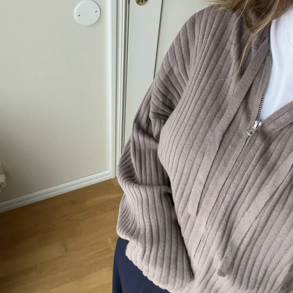 Topp i Cashmere Blend, Stl XS. Så gott som oanvänd. Från H&M +65 kr frakt (spårbar). Tröjor & Koftor.