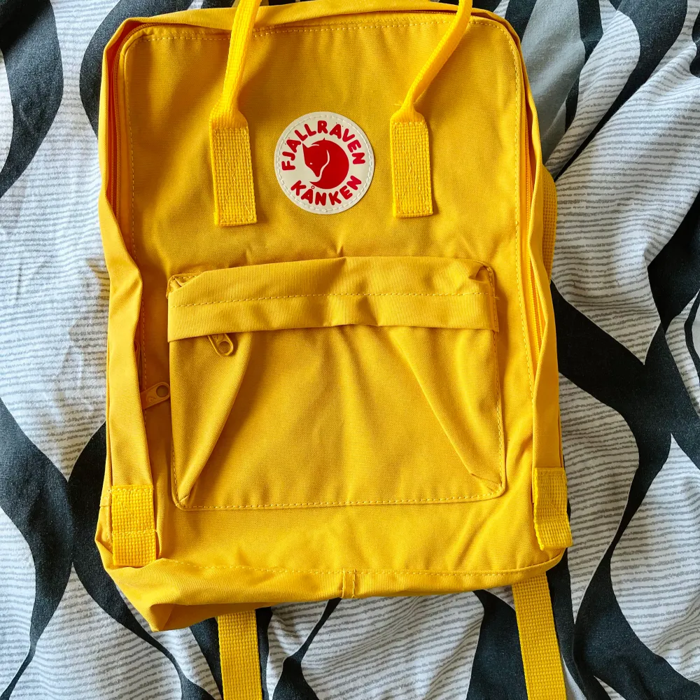 Ny gul väska med Fjällräven. Stora storleken. Ej äkta  Inget att anmärka på . Accessoarer.