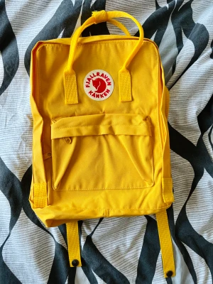 Ny Fjällräven Kånken gul ryggsäck väska - Ny gul väska med Fjällräven. Stora storleken. Ej äkta  Inget att anmärka på 