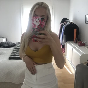 Croppat linne med smala band från Zara - Säljer detta fina senapsgula linne från Zara. Storlek S i fint skick. 50:-