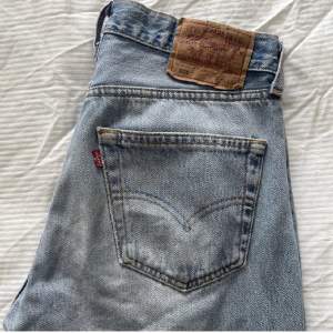 501 blåa Levis jeans i storlek W32, L34! Säljer då dom tyvärr är för stora, skriv för mer info! ⭐️(Första bilden är lånad)