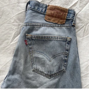 501 Levis jeans - 501 blåa Levis jeans i storlek W32, L34! Säljer då dom tyvärr är för stora, skriv för mer info! ⭐️(Första bilden är lånad)