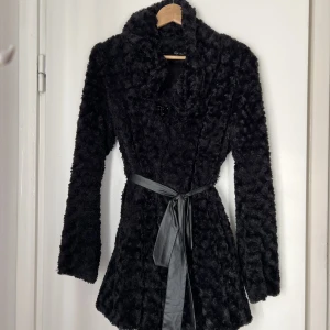 LILY J LONDON COAT ONE SIZE 🖤 - Lily J London coat/jacket med bälte. Min gamla favorit jacka! Tyvärr har den inte kommit till användning senaste året och den förtjänar att synas! 🖤  Jag är en M och den sitter perfekt! 