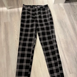 Rutiga byxor  - Dessa byxor är ifrån HM i storlek 36, säljer dessa för 60kr!