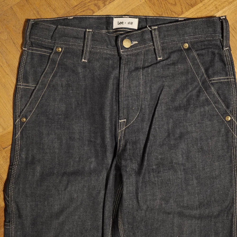 Säljer Lee x H&M workwear jeans använder fåtal gånger. Stolek 29/32. Jeans & Byxor.