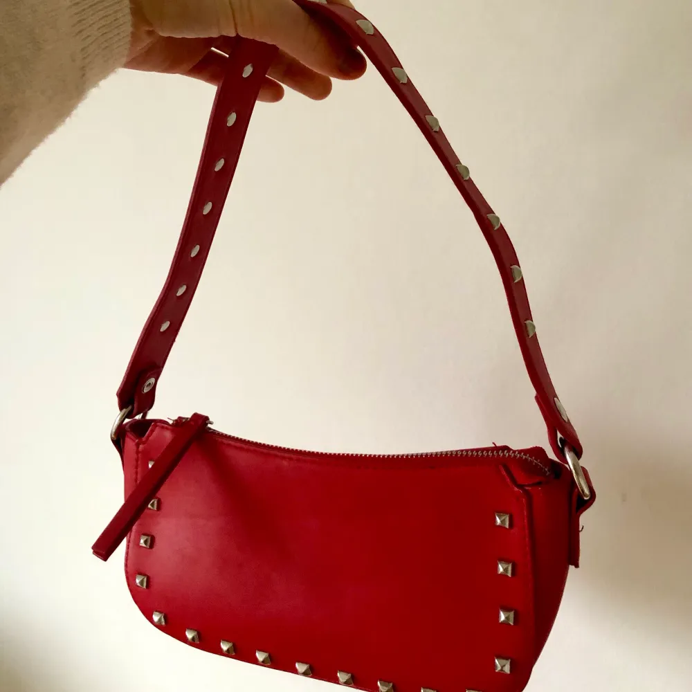 Röd väska med snygga detaljer! Den är lite valentino inspirerad. Väldigt sparsamt använd så skicket är som nytt.☺️❤️. Väskor.