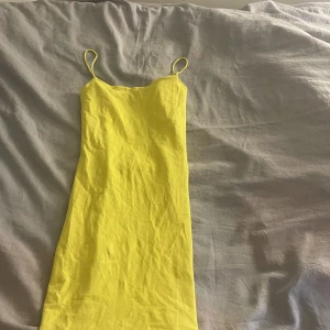 Klänning  - Gul jättefin klänning 