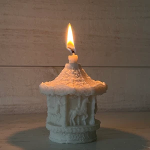 Jul ljus  - Gjorda av sojavax och stearin, så så fina. Karusellen 99:-, liten gran 49:- och stor gran 89:- kolla mer på JULIDESIGN 