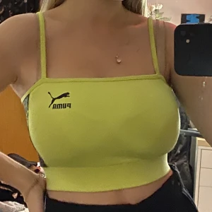 Limegrönt linne - Ett limegrönt linne från puma med orm imiterat tyg på sidorna. Storlek S. Mudden nertill sitter tightare än resten av toppen! Väldigt skön! Jag har storlek 65h i byst