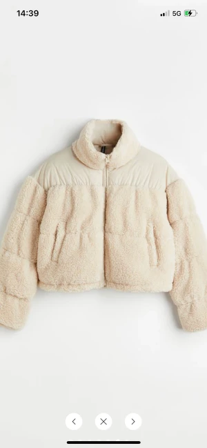 Hm jacka - Säljer denna slutsålda jacka från hm i storlek M helt ny med prislapp kvar. Finns i Skellefteå men kan såklart skicka 