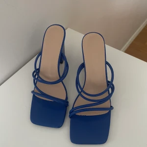 Klackskor  - Skitsnygga blåa klackskor, helt oanvända. Storlek 39