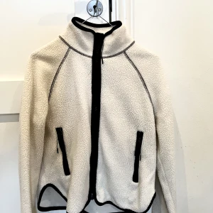 Weekday fleece - Vit weekday fleece! I superbra skick, endast använd 1 gång! Säljer då den inte kmr t användning längre!
