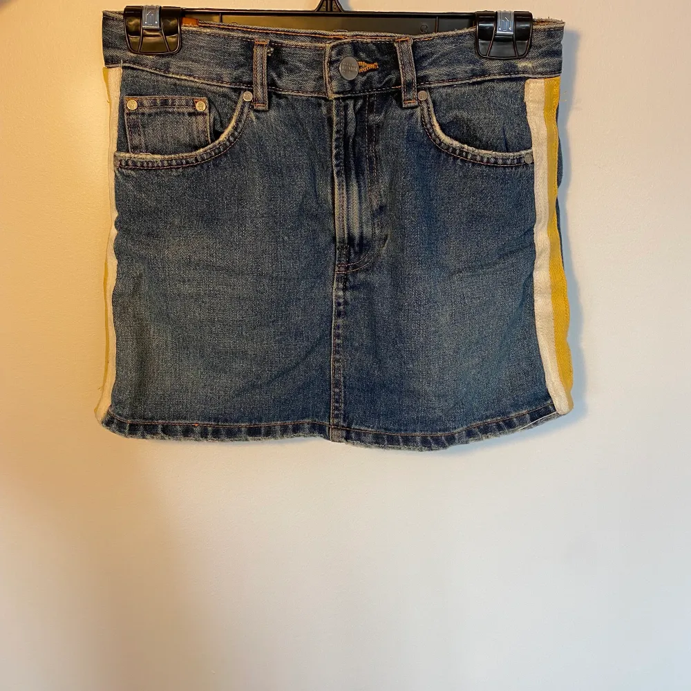 Jeans kjol från H&M med gul/vita sträck på sidantalet . Hameet.