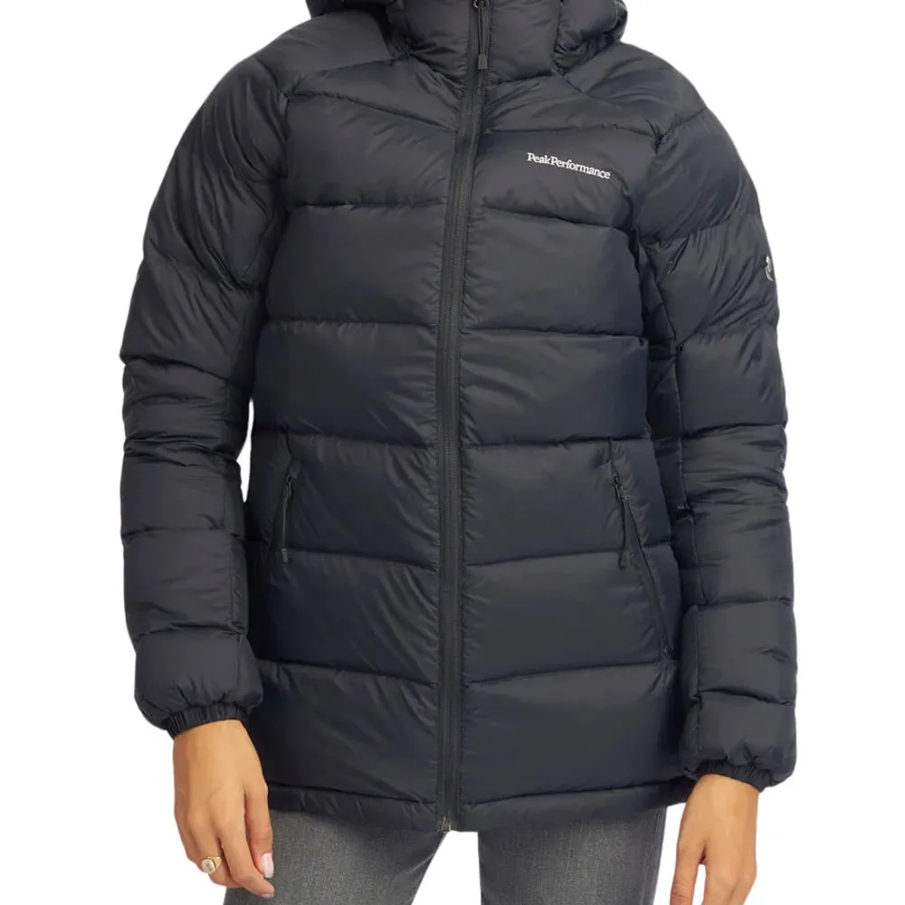 Säljer helt ny vinter jacka, köpt utomlands och var för liten för mig. Down Hood Jacket från Peak Performance är en snygg och mångsidig dunjacka som är både varm och praktisk. Ord pris 3.800kr . Jackor.