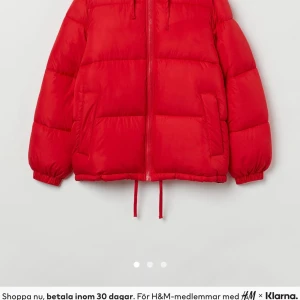 H&M puffer jacka - H&m puffer jacka med huva i röd. Lite sliten i insida arm annars fin. Nypris 499kr säljer för 300kr+ frakt
