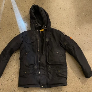 parajumper jacka - Hej nu säljer jag min parajumper jacka som är använd Fåtal gånger är i stolek 176.mycket fins skick och den är äkta.