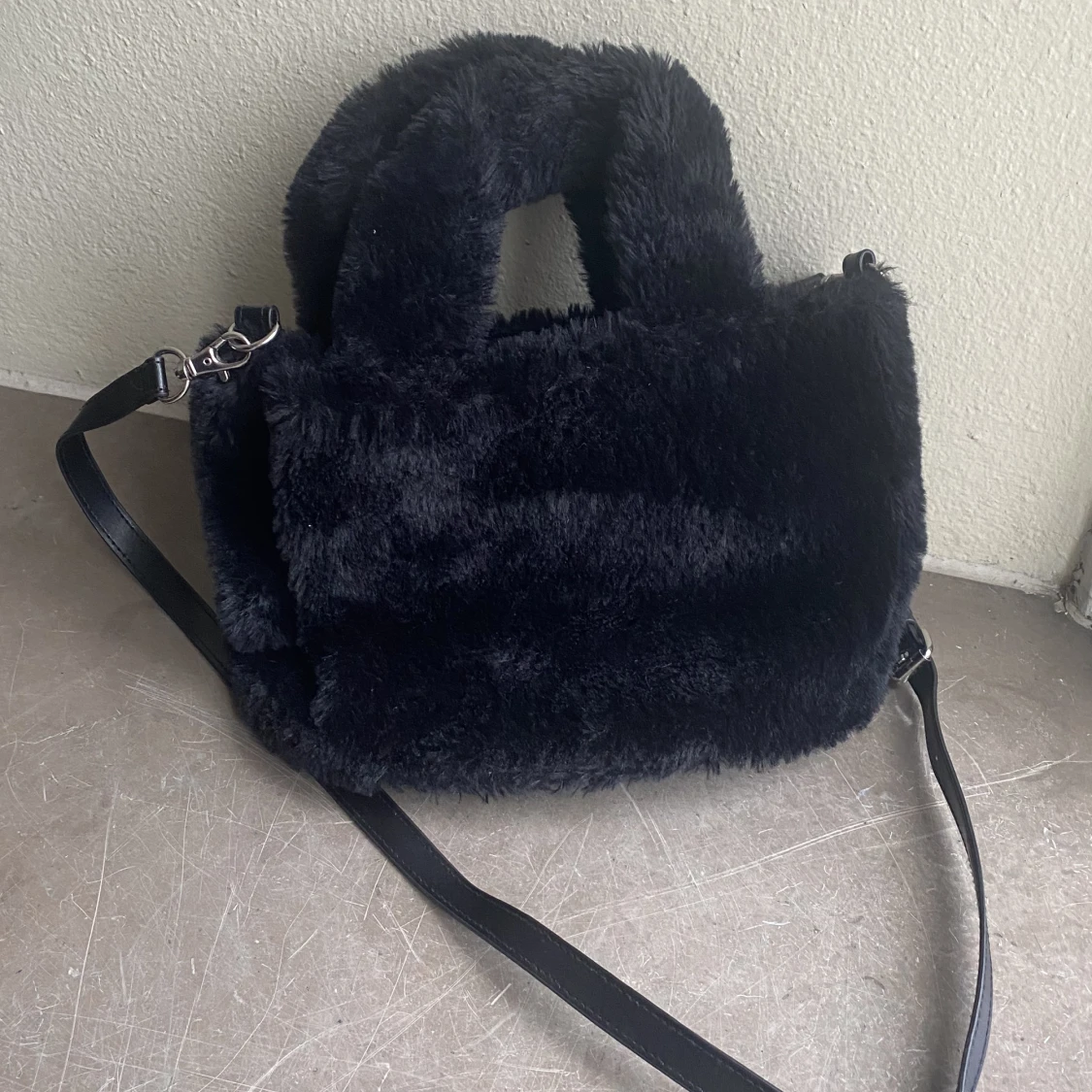 Fluffig svart väska, Monki  - 91