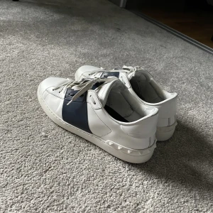 Valentino skor - Säljer nu mina valentino nästan helt nya cond 9/10. Om priset inte passar kom med bud byte kan också vara intressant ny 