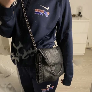 Väska - Säljer min Stella McCartney väskan då den inte kommer till användning längre. Köpt av en kompis och i väldigt bra skick. Hör av er vid intresse❤️