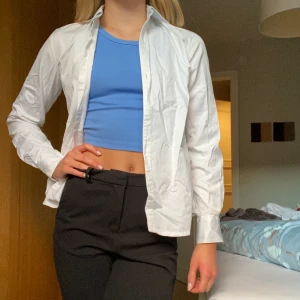 Vit skjorta  - Väldigt fin (men skrynklig, behöver strykas) vit skjorta från Naga i strl XS💗fint skick men lite för liten för mig