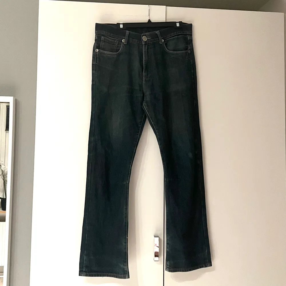 Ascoola ed hardy jeans i storlek w36. Midjemått: ca 94cm | Längd från toppen: ca 110cm. Jeansen har lite slitage längst ned men annars inget anmärkningsvärt. Älskar dom mer än allt men dom passar inte så blir att sälja :(  . Jeans & Byxor.